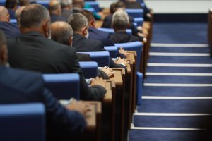 Направо е потресаващо колко се обезцени Народното събрание през последните