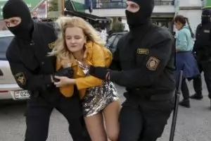 Полицията в Минск задържа над 200 протестиращи жени