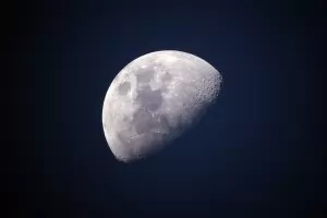 НАСА ще купува прах и камъни от Луната