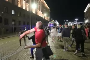Румънски евродепутат призова протестиращите да не се отказват
