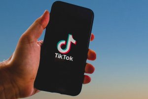 Достъпът до китайските приложения TikTok и WeChat ще бъде ограничен