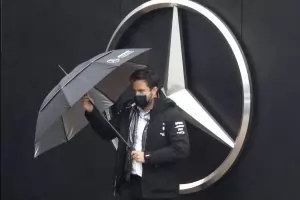 "Мерцедес": Само астероид може да провали новия договор на Хамилтън