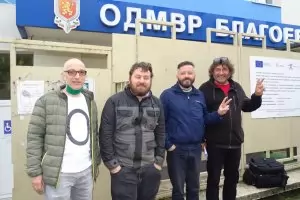 Протестиращи се завързаха с верига пред полицията в Благоевград