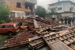 Ураган събори покривите на три къщи в Смолян