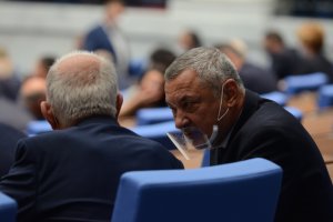 С обвинения в лобизъм парламентът одобри в четвъртък промени в