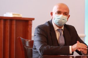 До момента 47 48 от служителите на първа линия в здравната