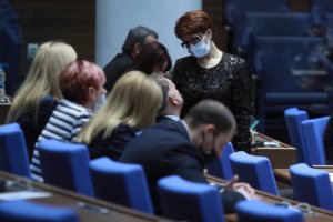И управляващи и опозиция използват задълбочаващата се криза с коронакризата