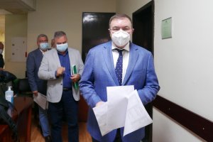 Здравният министър Костадин Ангелов бе целен с яйца днес в