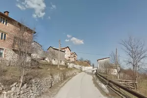 Извън камерите багерите на Бащицата рушат и унижават