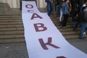 Студенти скандираха пред СУ: "Оставка" и "Мутри, вън!"