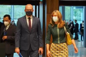 Захариева също е била контактна, но е пътувала 