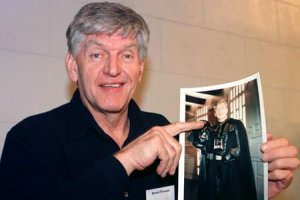 Британският актьор Дейвид Проуз който играе Дарт Вейдър в оригиналната