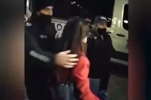 Нова ТВ настоя полицията да открие кой замери репортерката ѝ с кенче