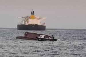 Танкер плаващ под гръцки флаг се е сблъскал с турски