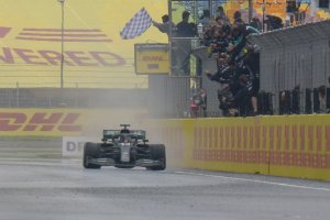 Люис Карл Дейвидсън Хамилтън изравни и втория легендарен рекорд на