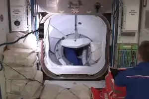 Корабът Crew Dragon се скачи в орбита с МКС