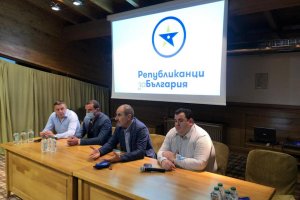 Бившият №2 в ГЕРБ Цветан Цветанов активно обикаля страната а