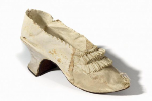 Елегантна обувка изработена от коприна и ярешка кожа принадлежала на