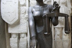 Съд нареди на общината да издаде акт на дете на еднополова двойка