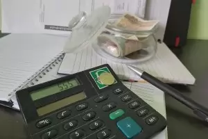 Общини вдигат такси насред кризата