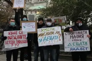 Родители протестират срещу хаоса с кандидатстването за градина в София
