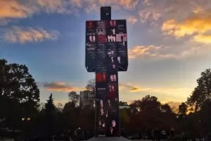 13-метров електронен човек се изправи на мястото на мавзолея