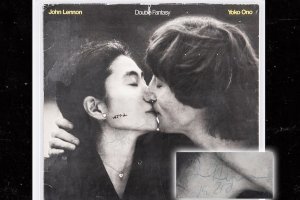 Копието от албума Double Fantasy на Джон Ленън подписано от него за Марк