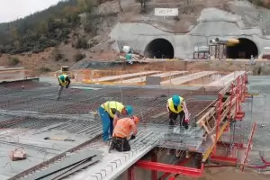 МВР отрече да има срутване в тунела "Железница"
