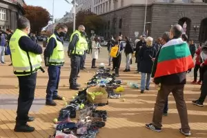 Протестиращи наредиха износените си обувки пред МС