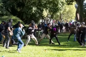 Привърженици и противници на Тръмп се сбиха във Вашингтон