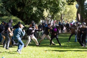 Привърженици на президента Доналд Тръмп и контрапротестиращи си устроиха масов