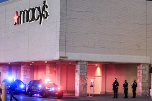 Осем души бяха ранени при стрелба в търговски център в