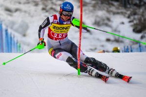 Петра Влъхова Слвк спечели първия слалом от новия сезон в