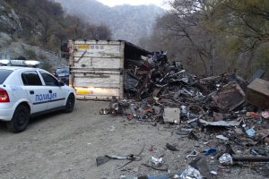 Тежкотоварен камион Ман натоварен със скрап се преобърна рано тази