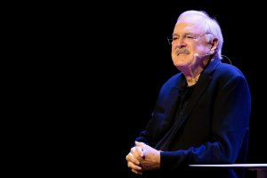 И легендарният комик Джон Клийз бе обвинен в трансфобия след