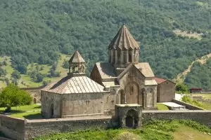 В Нагорни Карабах спорят и за църкви и ръкописи