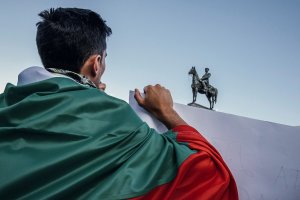 Сборна фотоизложба показваща 100 дни граждански протести през лятото и