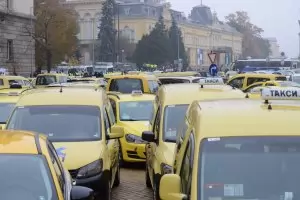 Таксиджии призоваха КЗК и КФН да разследват "Гражданска отговорност"
