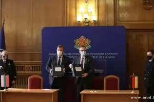 Каракачанов подписа договора за новите военни кораби за 1 млрд.лв