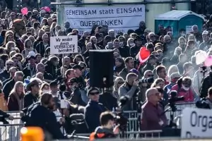 Съд пусна хиляди да протестират 
в Лайпциг срещу ковид мерките