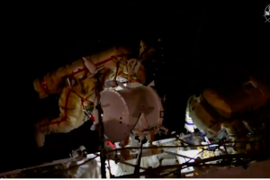 Руските космонавти Сергей Рижиков и Сергей Куд Сверчков отвориха изходния люк