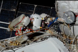 Руските космонавти Сергей Рижиков и Сергей Куд Сверчков отвориха изходния люк