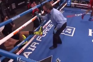 Рядък нокаут видяха зрителите в зала Аламодоум в Сан Антонио по