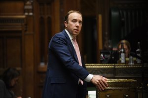 Снимки на целувка с колежка публикувани в таблоид костваха поста на