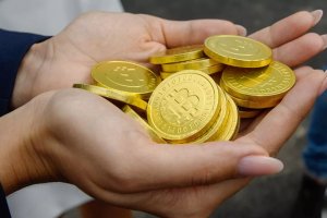 Стойността на виртуалната валута биткойн продължава да нараства и да подобрява