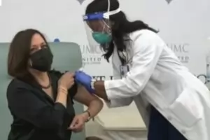 Байдън критикува администрацията на Тръмп за забавена ваксинация