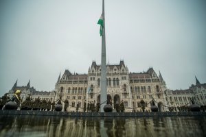Унгарският парламент прие поправка в конституцията в която има ново