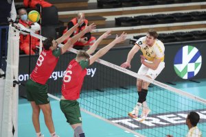 Предварително соченият за фаворит в групата си Локомотив Новосибирск понесе