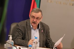 Хубаво е първият публично ваксиниран да е някой възрастен лекар