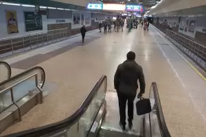 Ескалатори в оживени станции на метрото не работят от седмици 